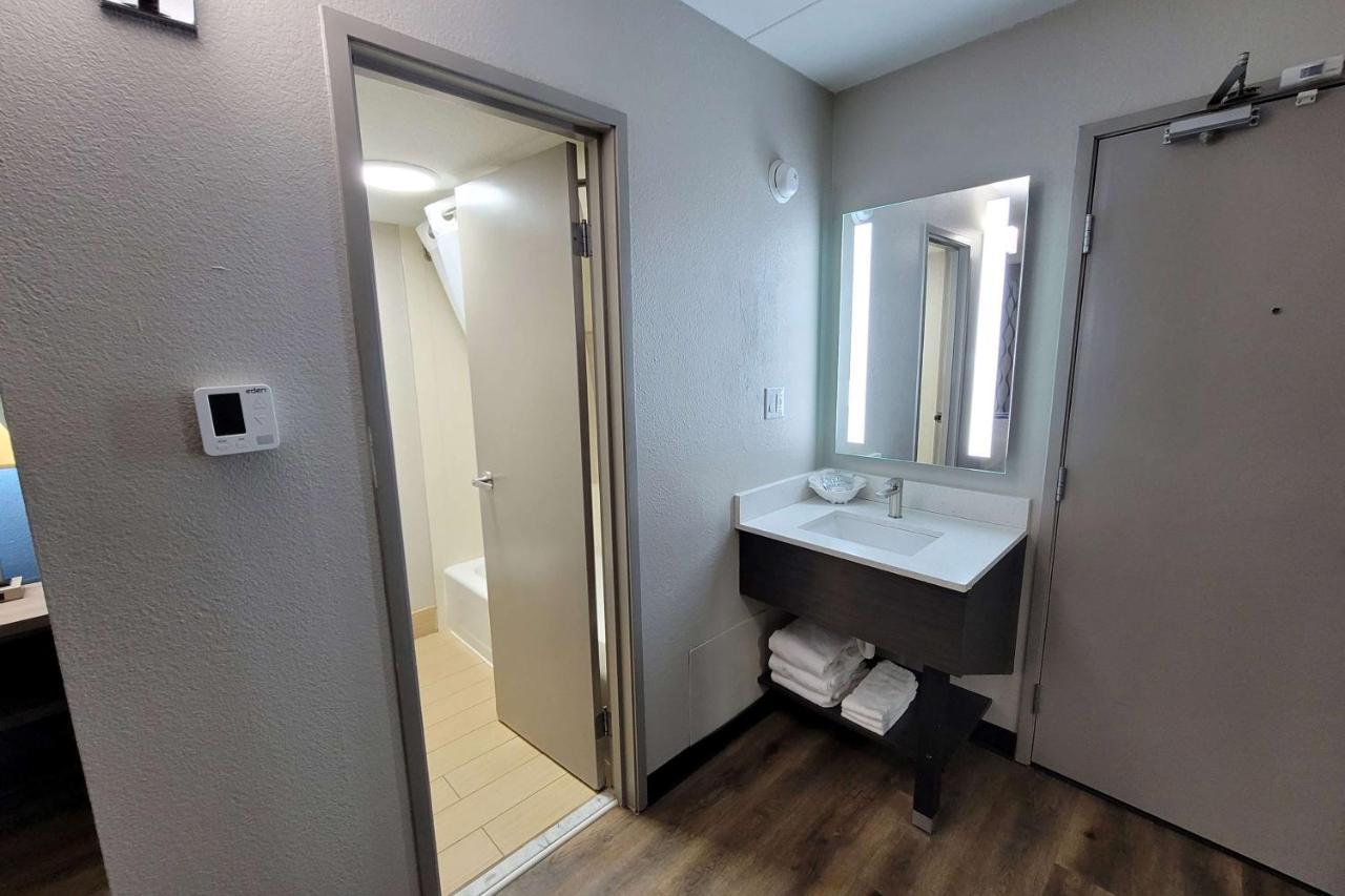 Отель Wingate By Wyndham Wichita Airport Экстерьер фото