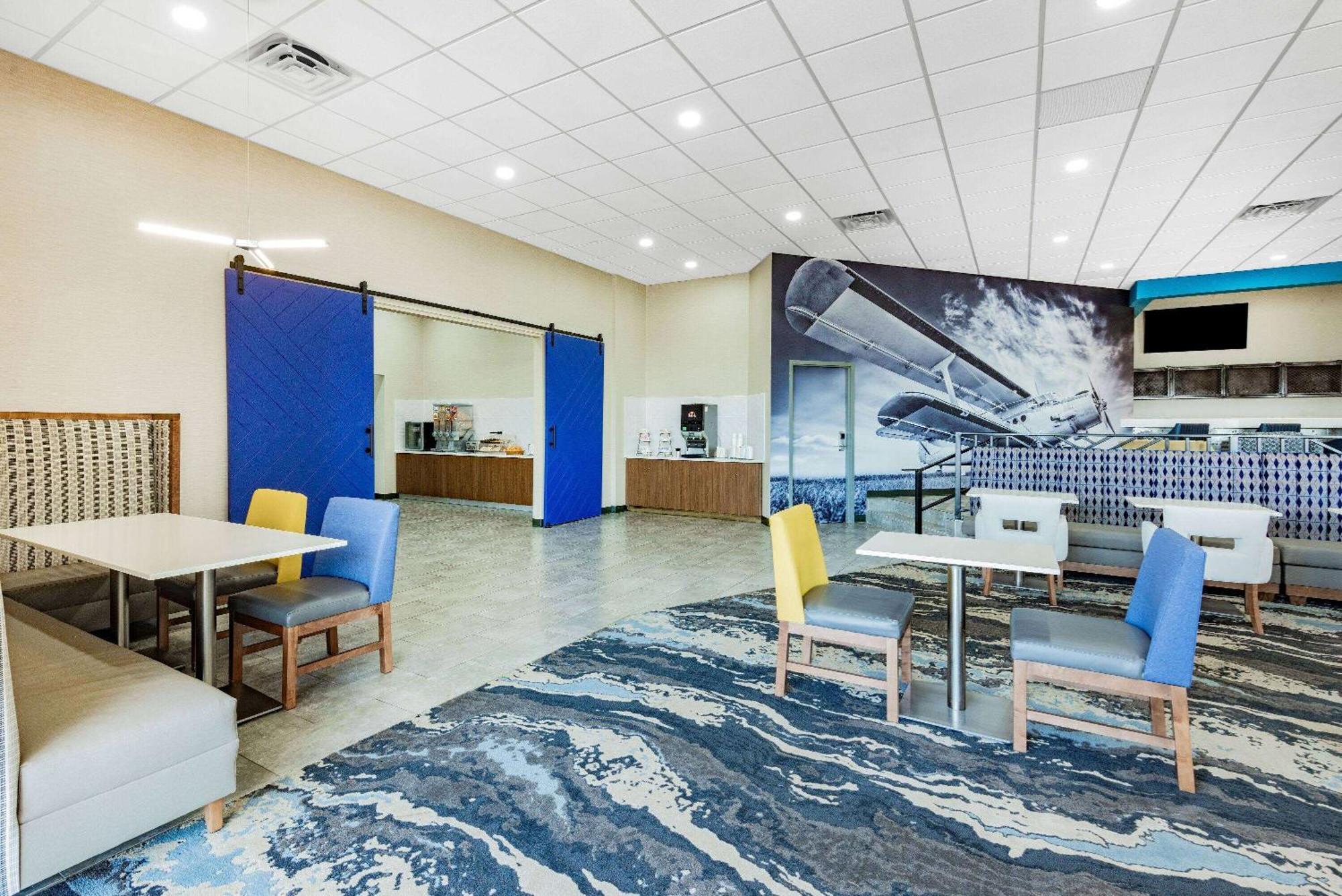 Отель Wingate By Wyndham Wichita Airport Экстерьер фото