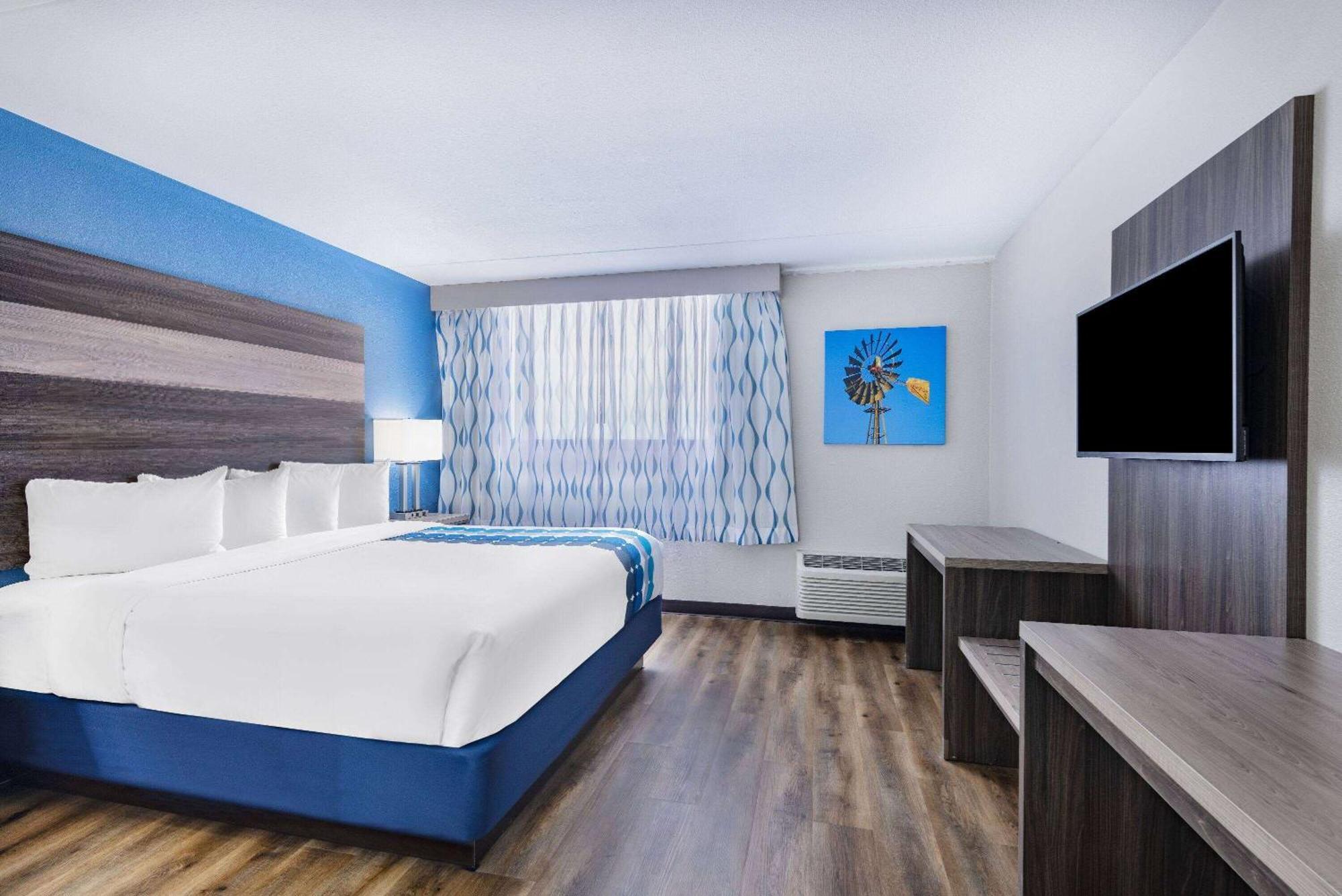 Отель Wingate By Wyndham Wichita Airport Экстерьер фото
