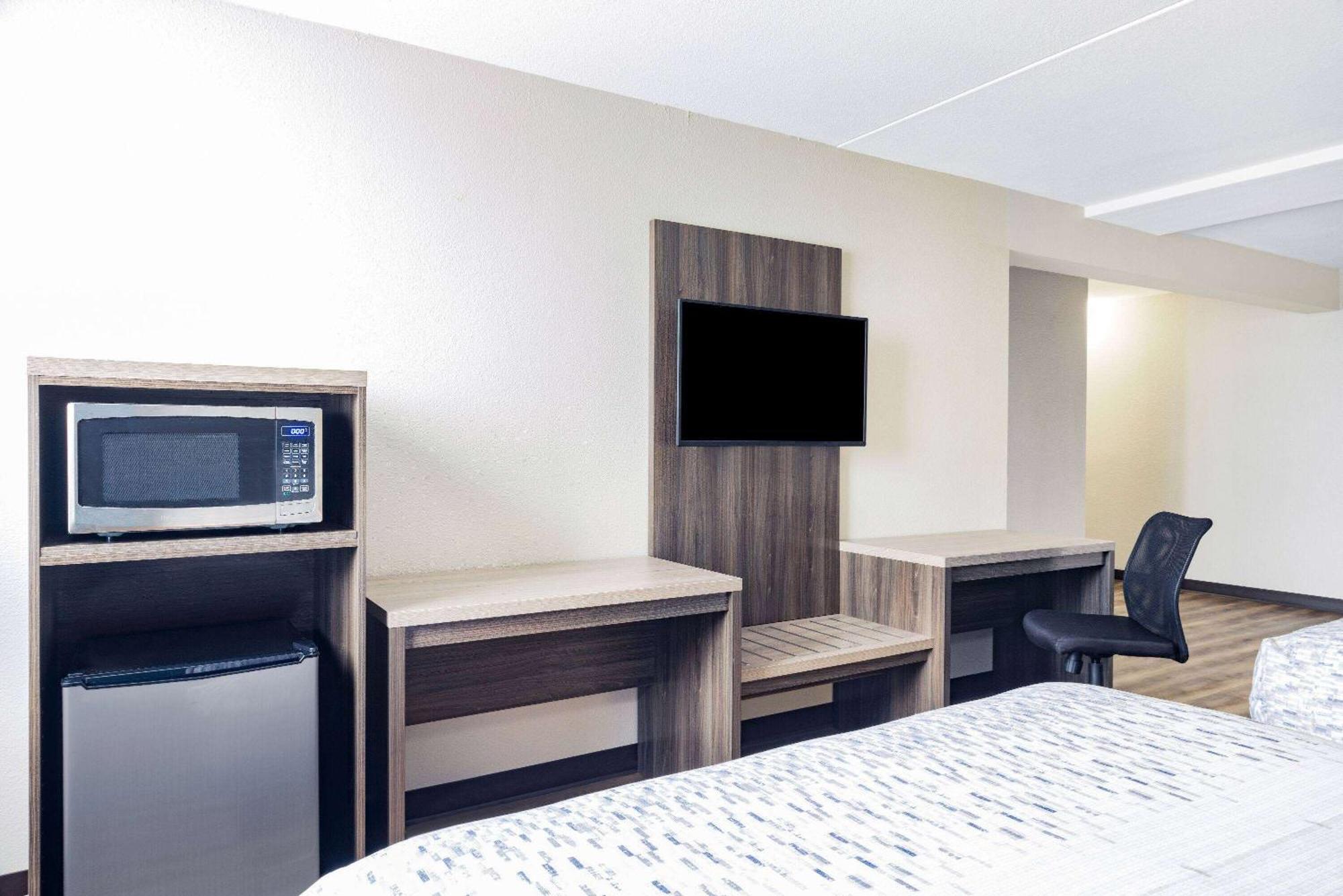 Отель Wingate By Wyndham Wichita Airport Экстерьер фото